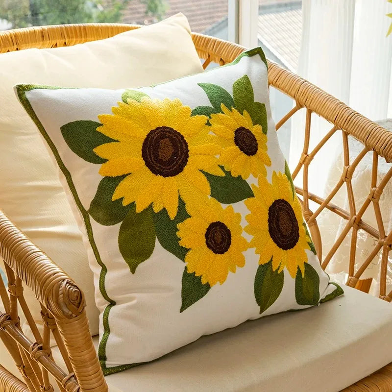 Skanto | Bomullsbrodert dekorativ pute 45x45 cm med solblomstmønster