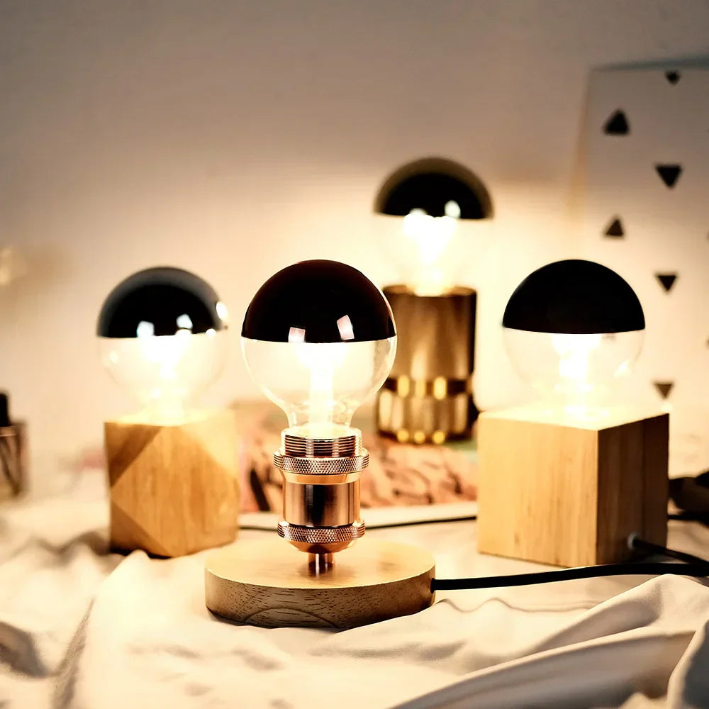 Vintage LED Lyspære – Retro Bordlampe med Trebase | Skanto