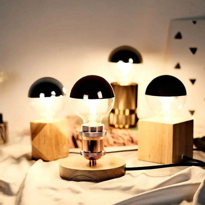 Vintage LED Lyspære – Retro Bordlampe med Trebase | Skanto
