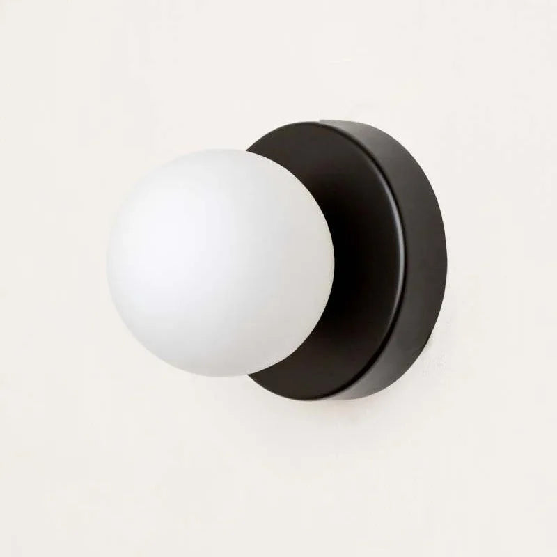 Skanto | LumiGlobe - Moderne Vegglampe med Glassblokk i Mid-Century Stil