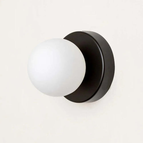 Skanto | LumiGlobe - Moderne Vegglampe med Glassblokk i Mid-Century Stil