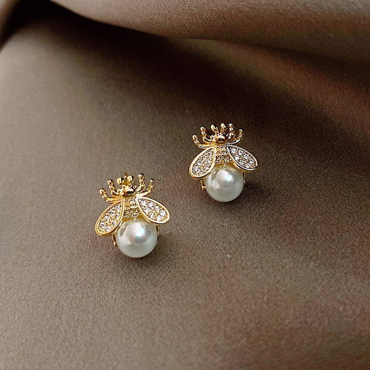 Skanto | Lange Blumen-Kettenohrringe | Elegantes leichtes Hängedesign | Gold
