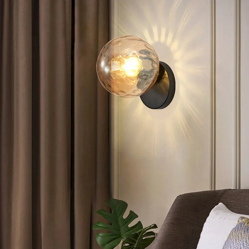 LuxeGlow - Stilfullt Gull Vegglampe med Glassball Skanto