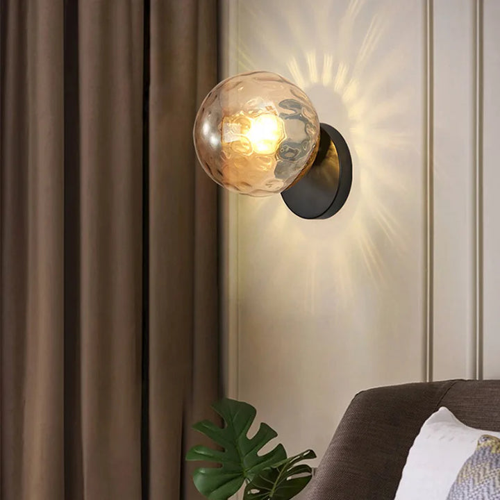 LuxeGlow - Stilfullt Gull Vegglampe med Glassball Skanto
