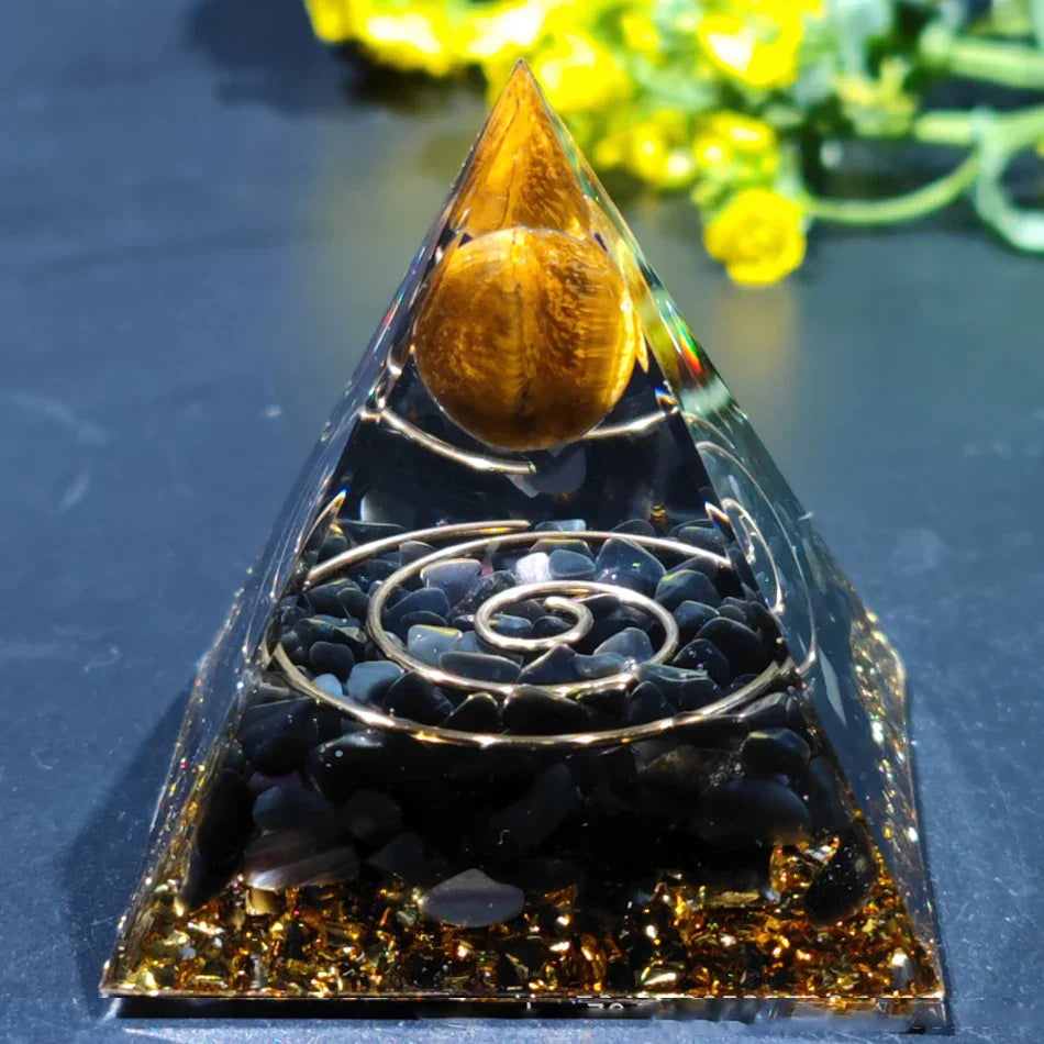 Orgonittpyramide med ametyst pendel – Energi, Beskyttelse og Dekorasjon | Skanto
