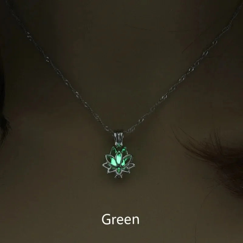 Skanto | Mystic Moon Glow Lotus Halskjede