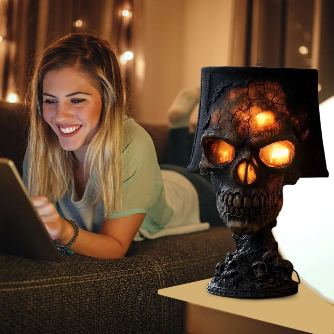 Skanto | Gothisk Bordlampe SkullFire | Halloween Hodeskalle Dekor | LED Ambient Lys | 20 x 11 x 11 cm