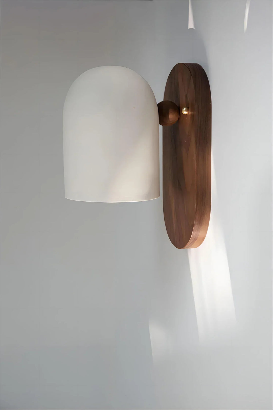 Skanto | TimberSoul – Wabi-Sabi Valnøtt Vegglampe for Naturlig Atmosfære