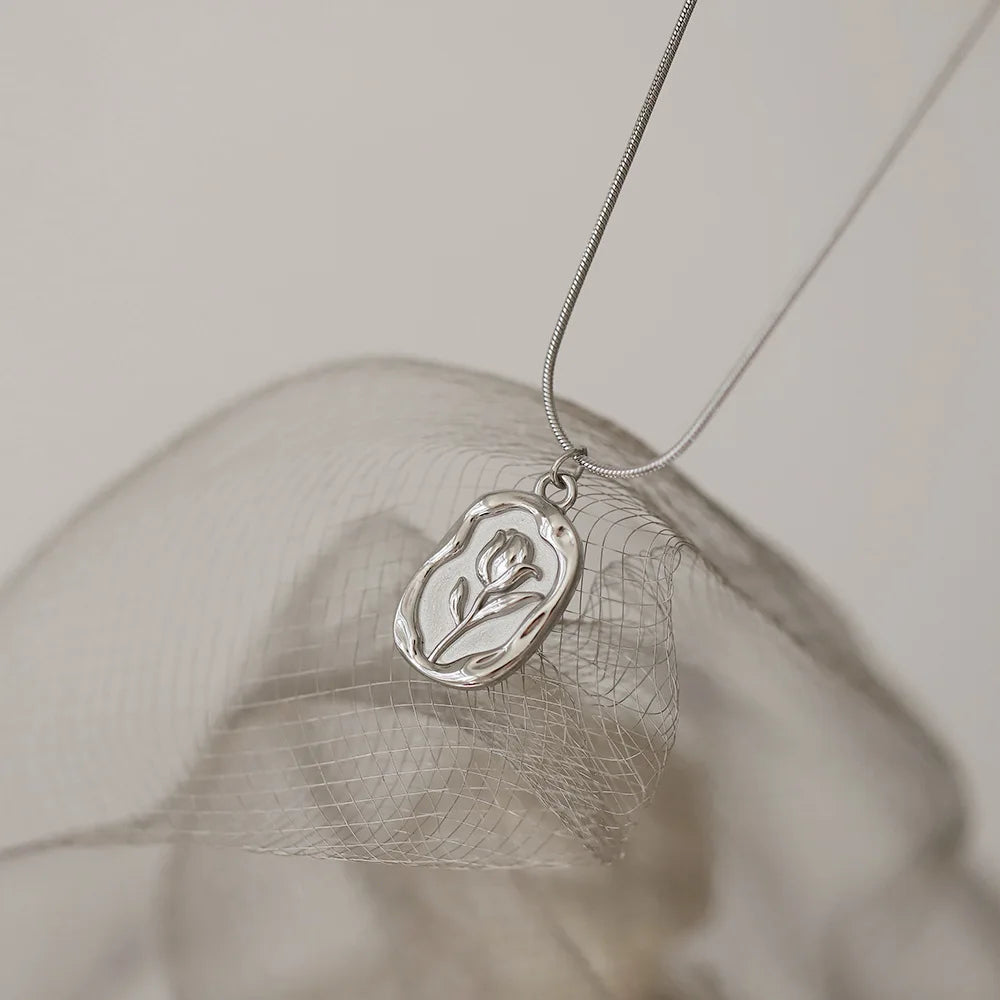 Skanto | Feminine Tulip Floral Pendant Necklace