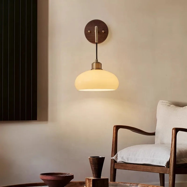 Skanto | WalnutEdge – Moderne Vegglampe i Valnøtt og Messing