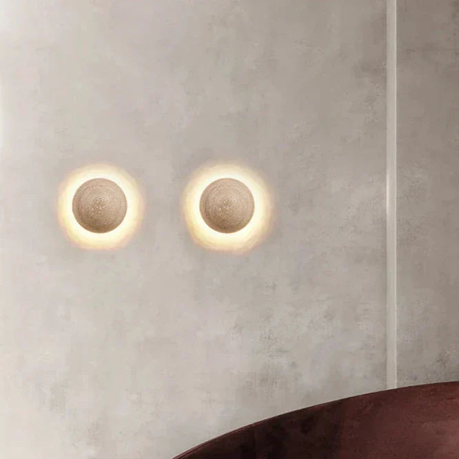 Skanto | Kremfarget vegglampe i skandinavisk stil som gir koselig lys og elegant enkelhet