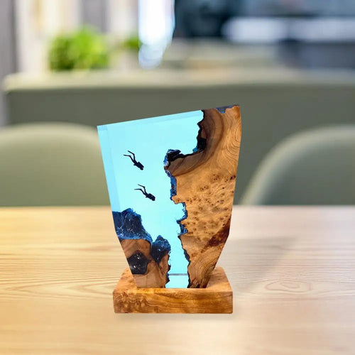 LED Ocean Diver Bordlampe – Epoxy Harpiks Tre Dekor Lampe med Karst Landskap | Skanto