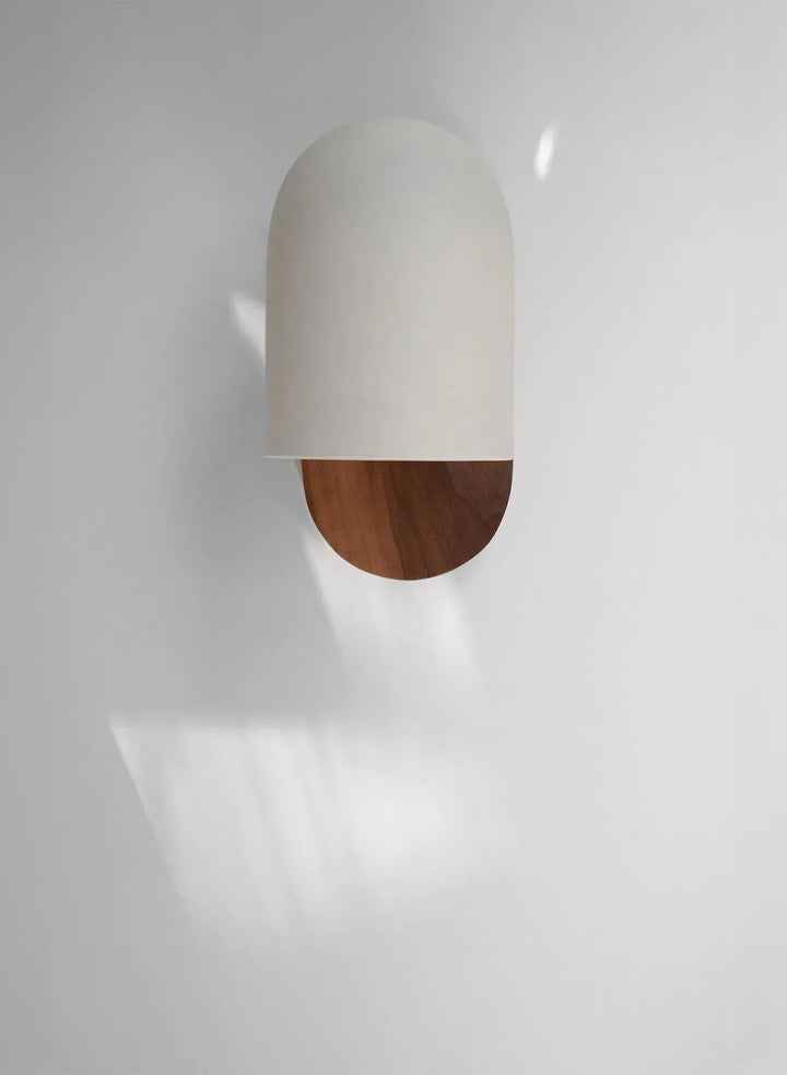 Skanto | TimberSoul – Wabi-Sabi Valnøtt Vegglampe for Naturlig Atmosfære