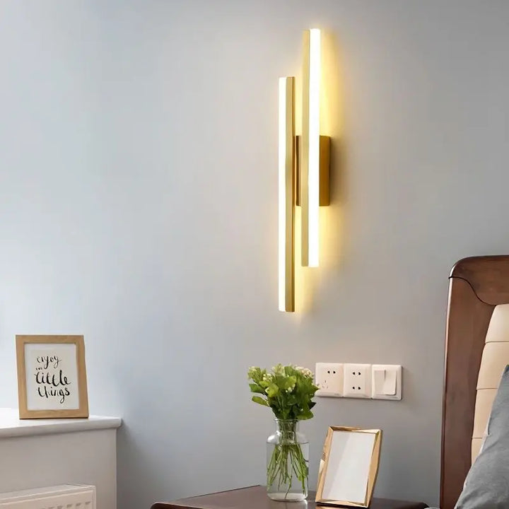 Skanto | Moderne LED Vegglampe: Svart/Gull Akryl Romdekorasjonslys