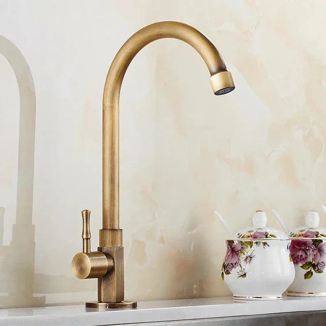 SwanFlow - Antikk kjøkkenkran med elegant svanehalsdesign Skanto