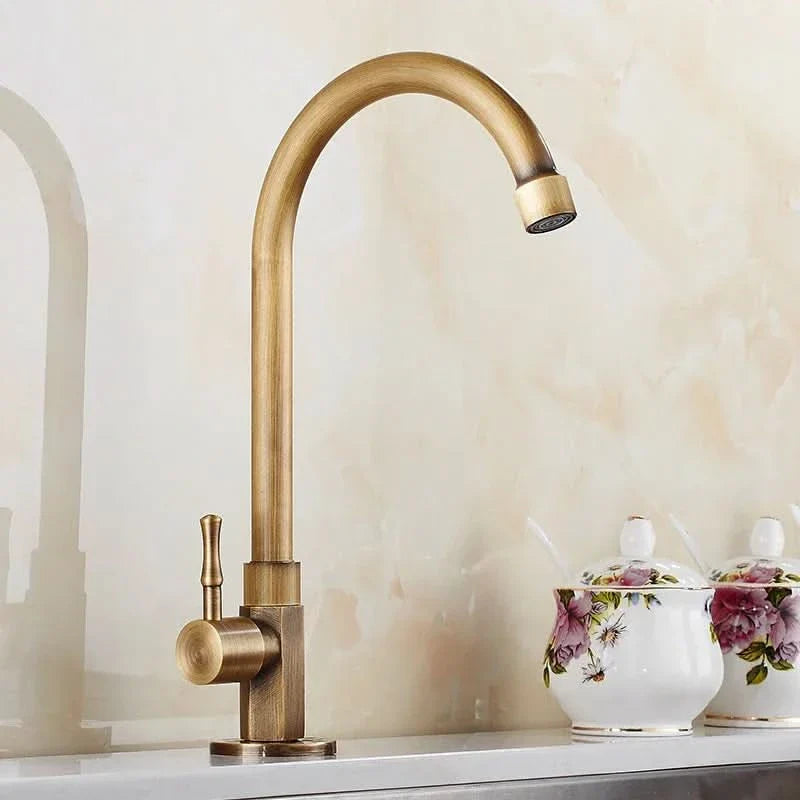 Skanto | GoldenSwan Kran – Antikk kran i svanehalsdesign for kjøkken og hage