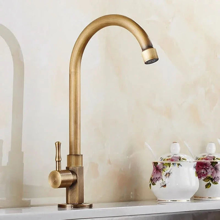 Skanto | GoldenSwan Kran – Antikk kran i svanehalsdesign for kjøkken og hage