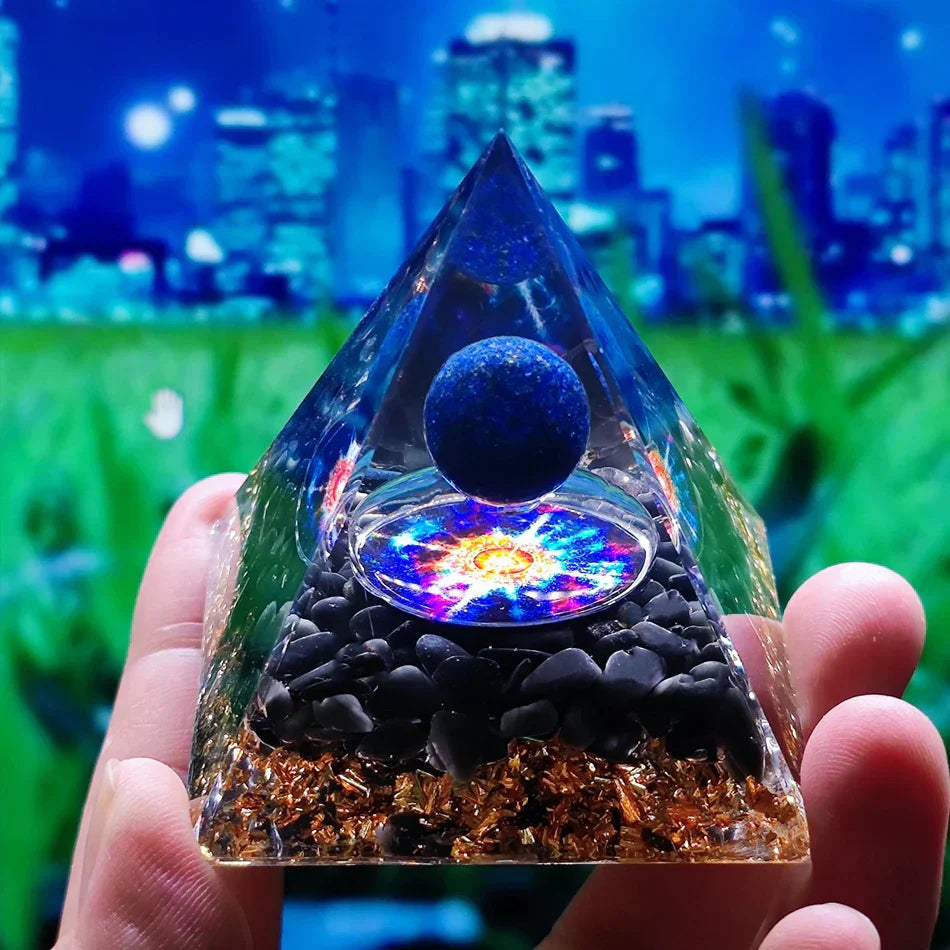 Orgonittpyramide med ametyst pendel – Energi, Beskyttelse og Dekorasjon | Skanto