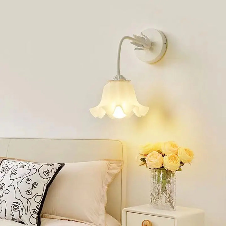 FrenchBloom - Elegant vegglampe med blomsterdesign Skanto