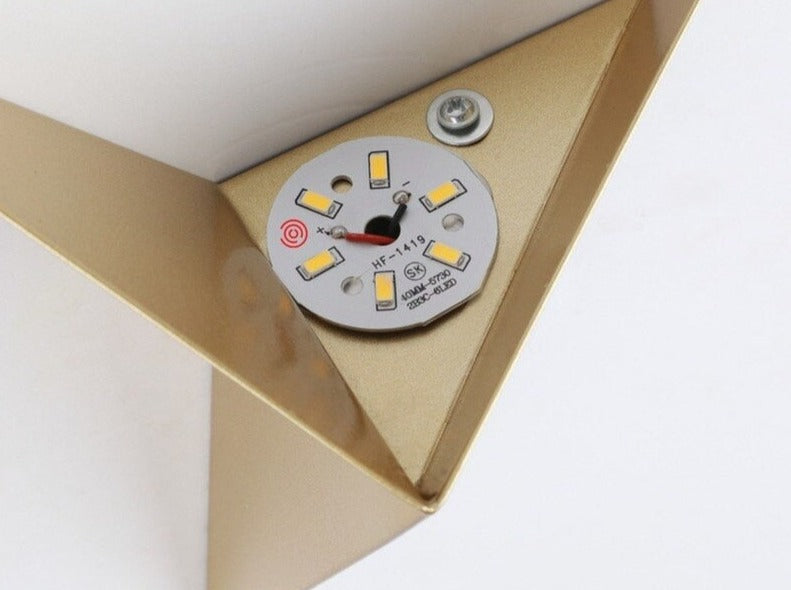 Norvo | Triangulær Vegglampe – Minimalistisk Design