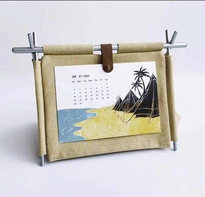 Skanto | Camping Tischkalender | Zeltstil mit Holzständer | 12-Monate-Set