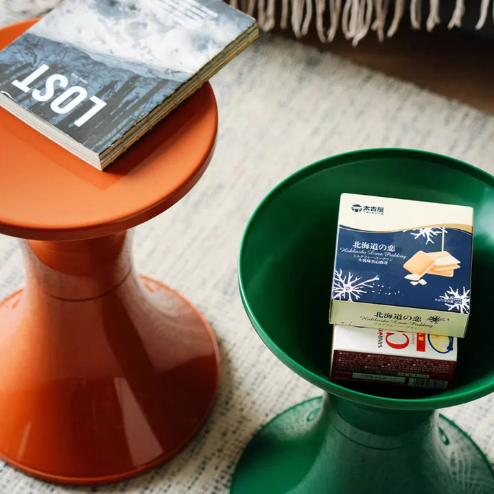 Skanto | Nordisk Plast Sidebord med Tykk Timeglass Design