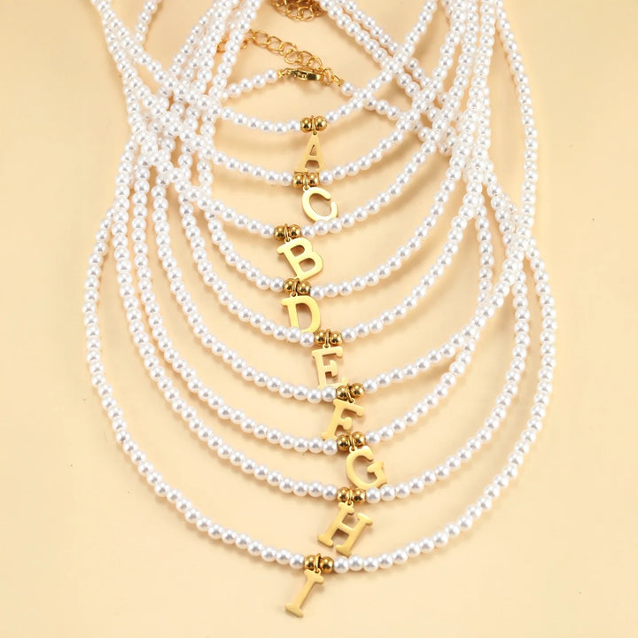 Skanto | Elegant gullbelagt perle bokstav initial halskjede