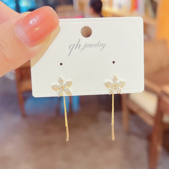 Skanto | Lange Blumen-Kettenohrringe | Elegantes leichtes Hängedesign | Gold