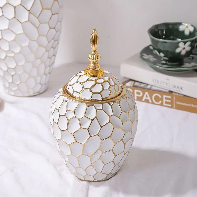 Skanto | Elegant keramikkvase med gyldne aksenter