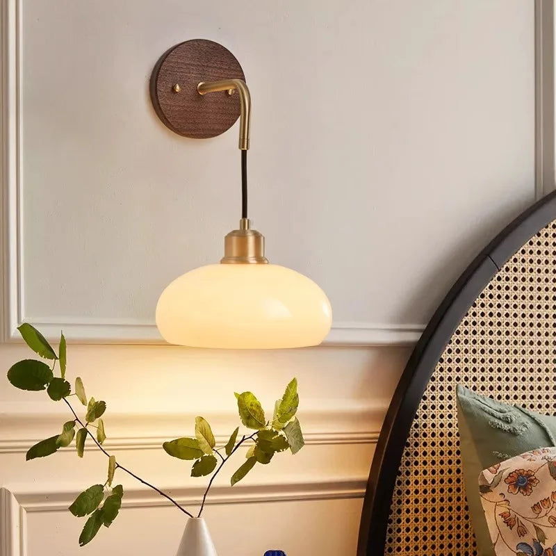 Skanto | WalnutEdge – Moderne Vegglampe i Valnøtt og Messing