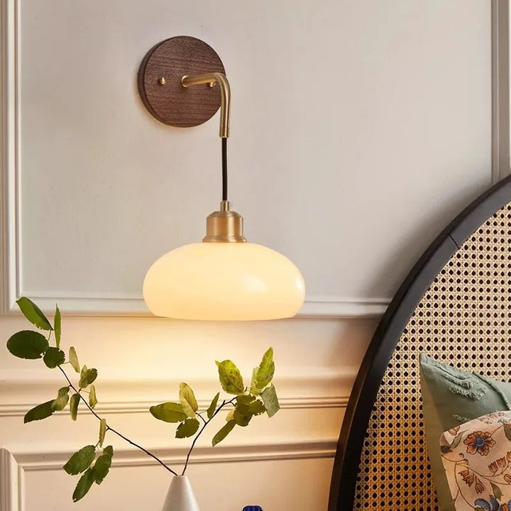 Skanto | WalnutEdge – Moderne Vegglampe i Valnøtt og Messing