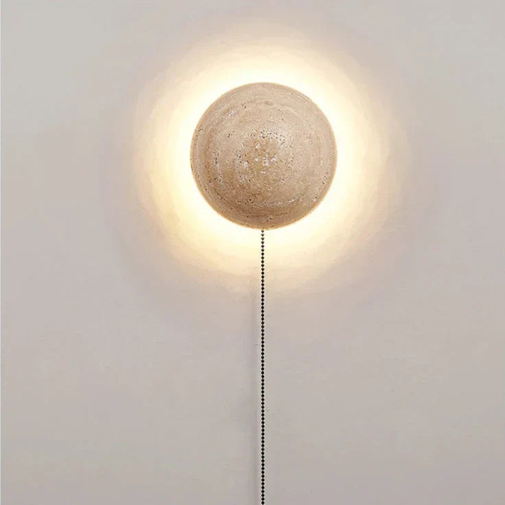 Skanto | Kremfarget vegglampe i skandinavisk stil som gir koselig lys og elegant enkelhet