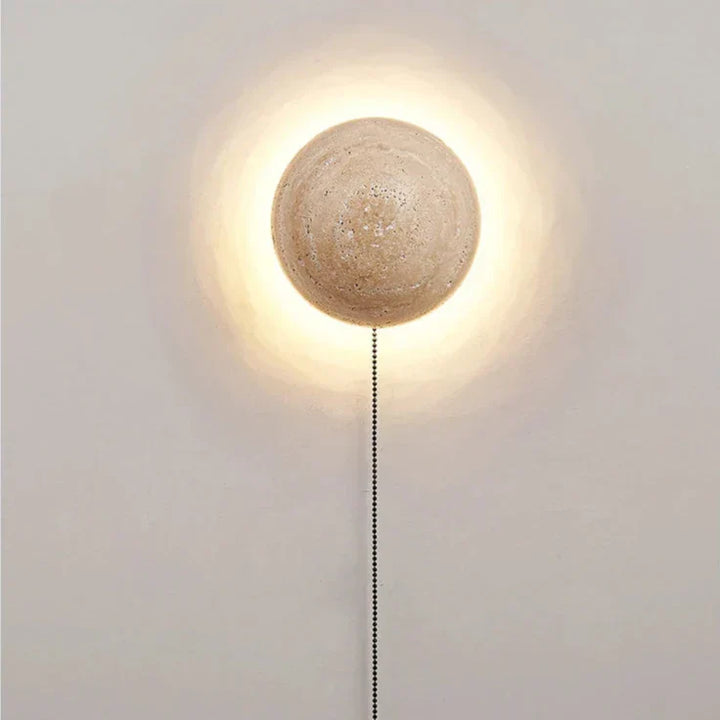 Skanto | Kremfarget vegglampe i skandinavisk stil som gir koselig lys og elegant enkelhet
