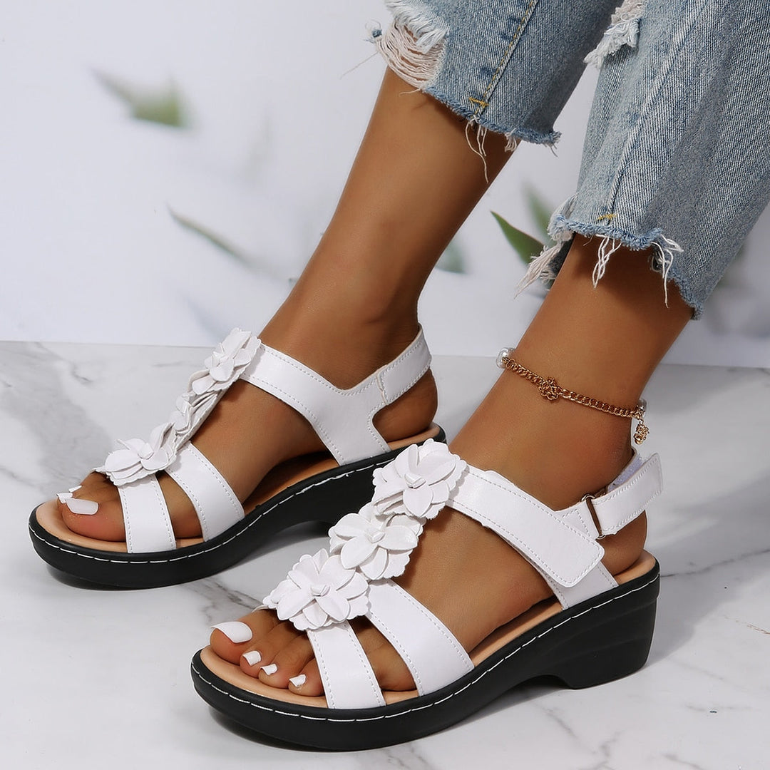 Skanto | Ortopediske sandaler med svarte blomster