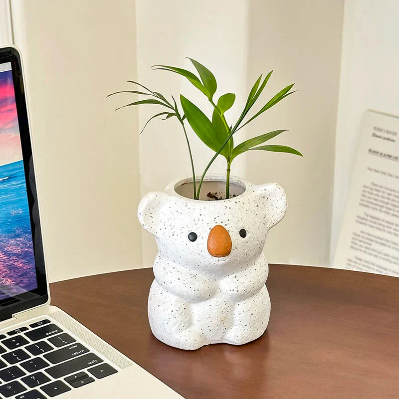 Skanto | Koalina Koala Plantekrukke | Søt Dekorativ Plantepotte Laget av Harpiks | Mini Vase for Sukulenter & Bonsai | Håndlaget Hage & Hjemmeinnredning
