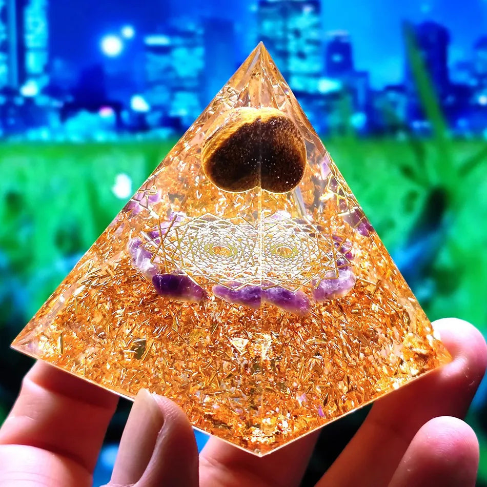 Orgonittpyramide med ametyst pendel – Energi, Beskyttelse og Dekorasjon | Skanto