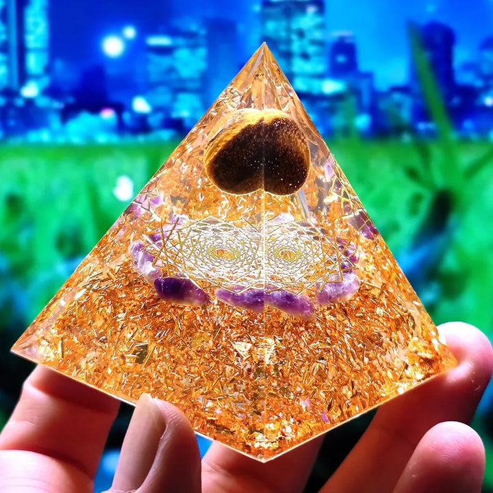 Orgonittpyramide med ametyst pendel – Energi, Beskyttelse og Dekorasjon | Skanto