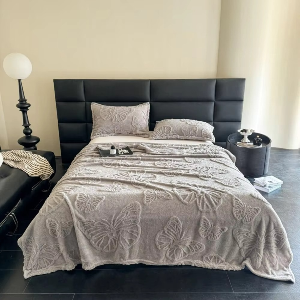 Dobbeltsidig avkjølende teppe med pustende kald effekt og 3D sommerfugl jacquard-design | Skanto