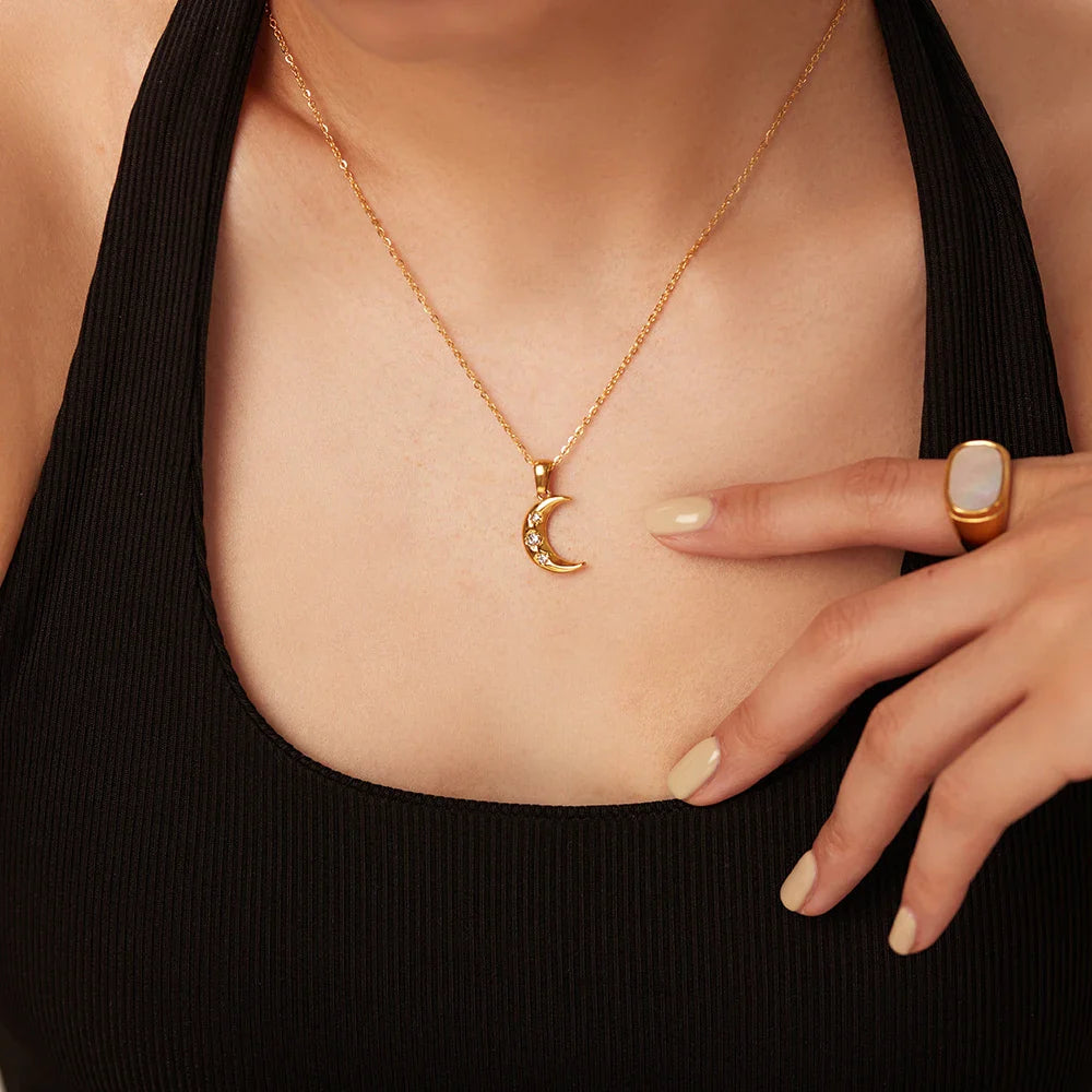 Skanto | 18k diamantsmykket halvmåne halskjede