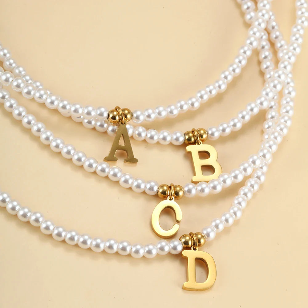 Skanto | Elegant gullbelagt perle bokstav initial halskjede