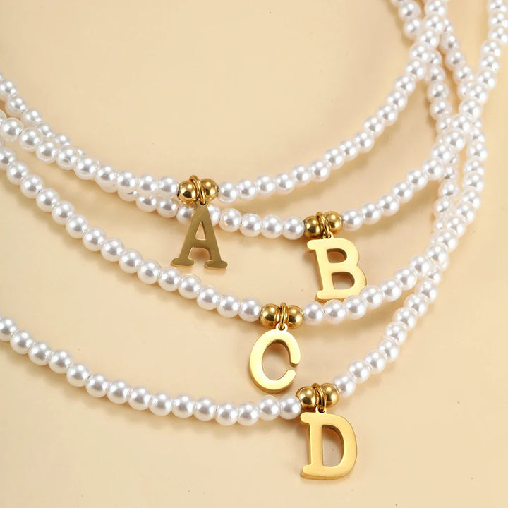 Skanto | Elegant gullbelagt perle bokstav initial halskjede