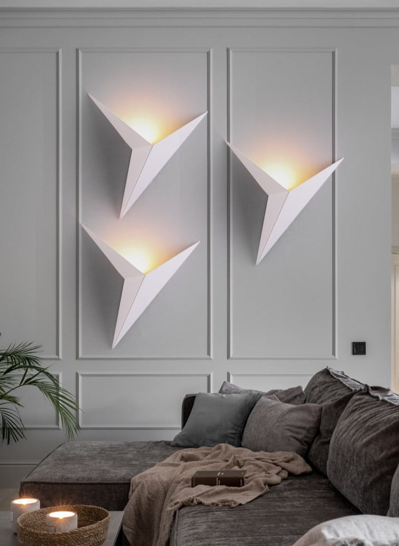 Skanto | Triangulær Vegglampe – Minimalistisk Design