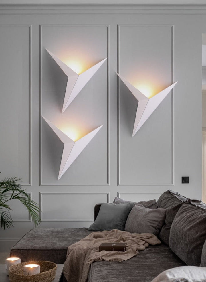 Skanto | Triangulær Vegglampe – Minimalistisk Design
