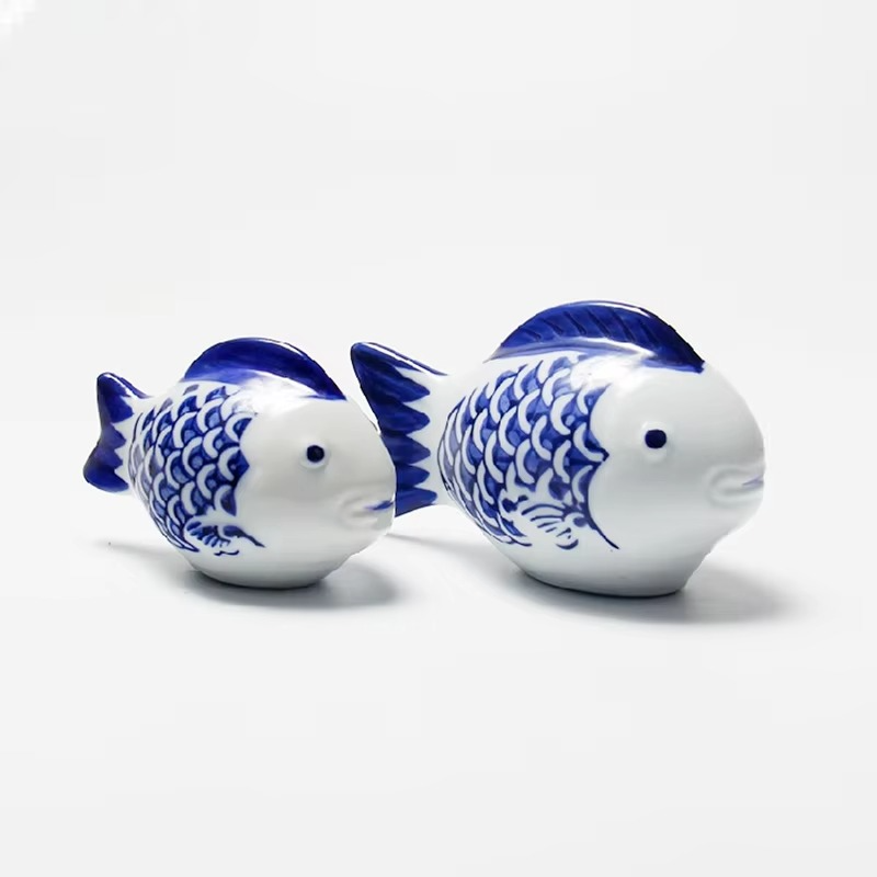 Skanto | Blå og hvit porselen flytende koi fisk skrivebords ornamente
