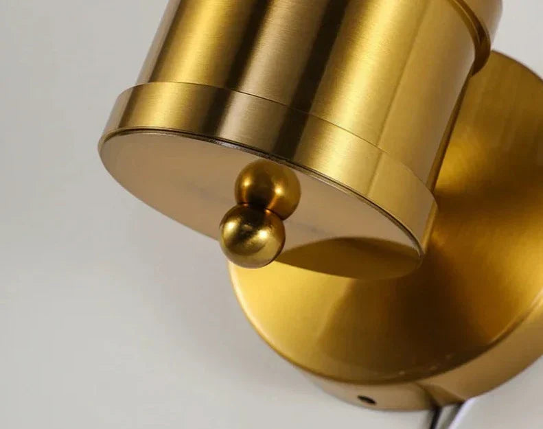 Skanto | BrilluxGlow – Stilig Krystall- og Messing Vegglampe