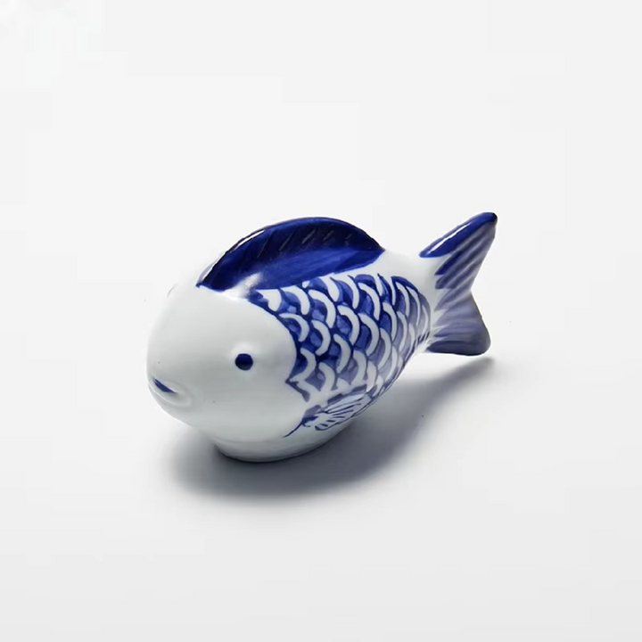 Skanto | Blå og hvit porselen flytende koi fisk skrivebords ornamente