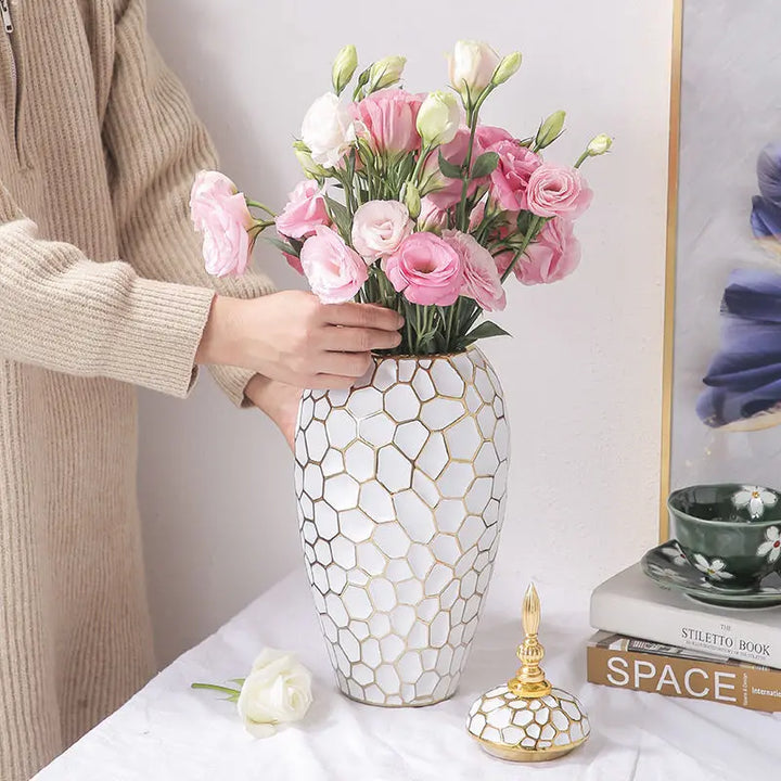 Skanto | Elegant keramikkvase med gyldne aksenter