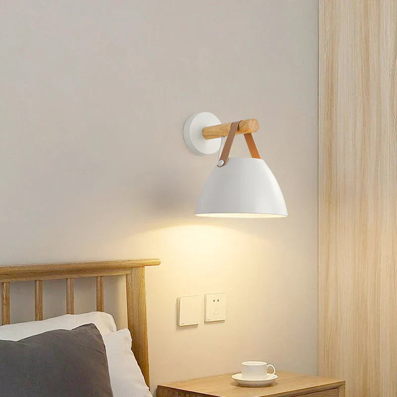 NordicGlow Light - Tre LED Vegglampe med Lærdetaljer Skanto