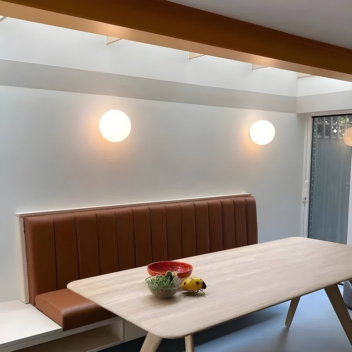 GlasAura Vegglampe med Matt Glasskule og Metallbase | Skanto