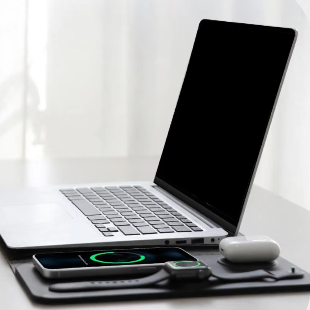 Magnetisk 3-i-1-laptoptasche med kabelloser Ladefunksjon, Mauspad og Schreibtischunterlage